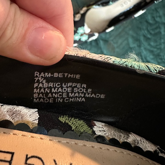 Embroidered heels - Picture 4 of 4